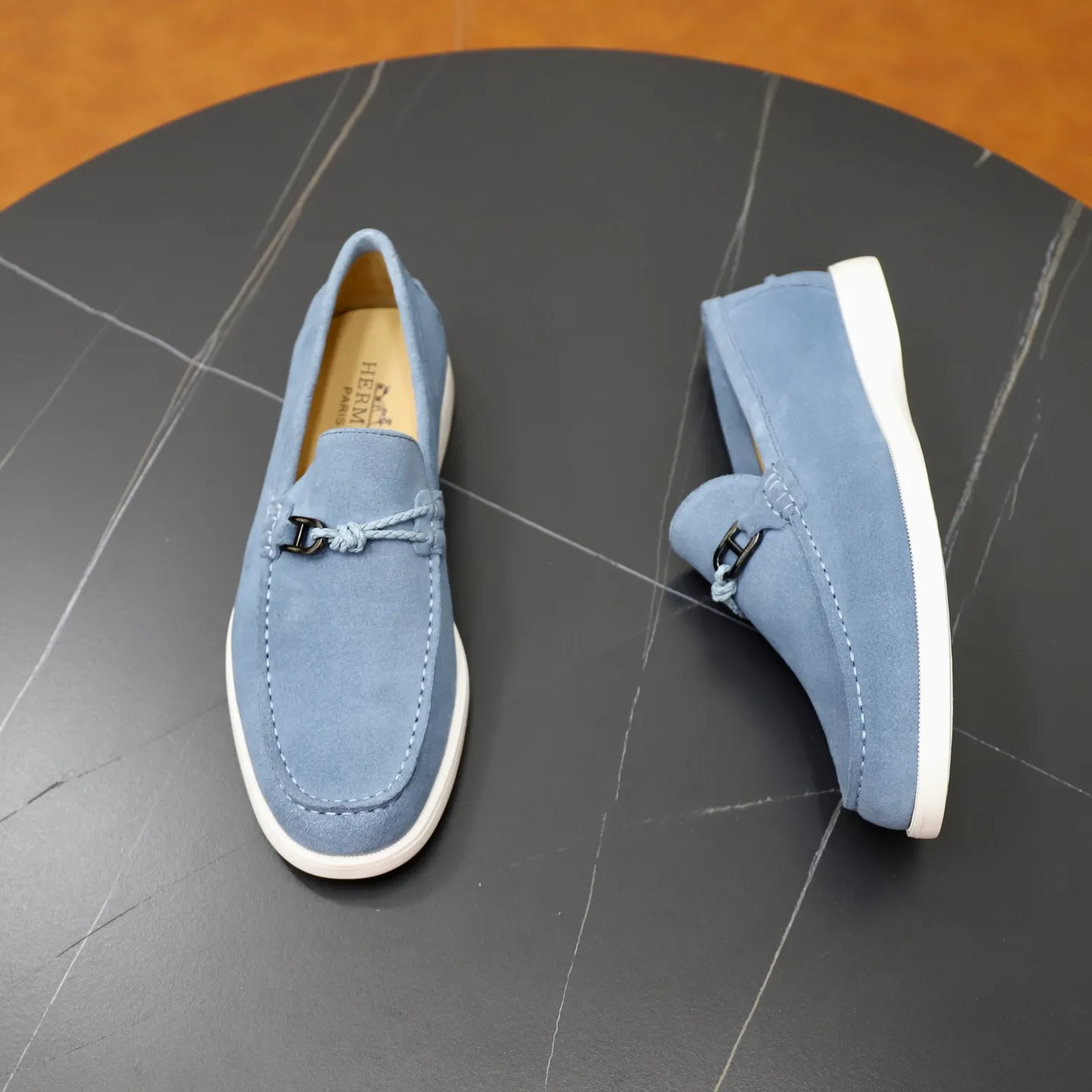 Ex-factory price: 540💰Hermès/Hermès slip-on men's shoes. This shoe is made of imported cow suede leather, with simple and smooth lines, and a 3CM rubber foam ultra-light sole combined with aerodynamic design! Youthful and fashionable, H button decoration, contrasting leather embellishment on the heel, calf lining to gently wrap your feet, with embossed logo cowhide feet, leather rock strips, casual and urban style, highlighting youthful vitality, sports and leisure version, super versatile Size number: 38-39-40-41-42-43-44 Standard leather shoe size (45 can be customized but does not support returns)